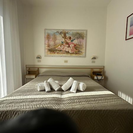 Hotel Alcazar Римини Екстериор снимка