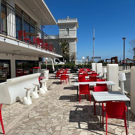 Hotel Alcazar Римини Екстериор снимка