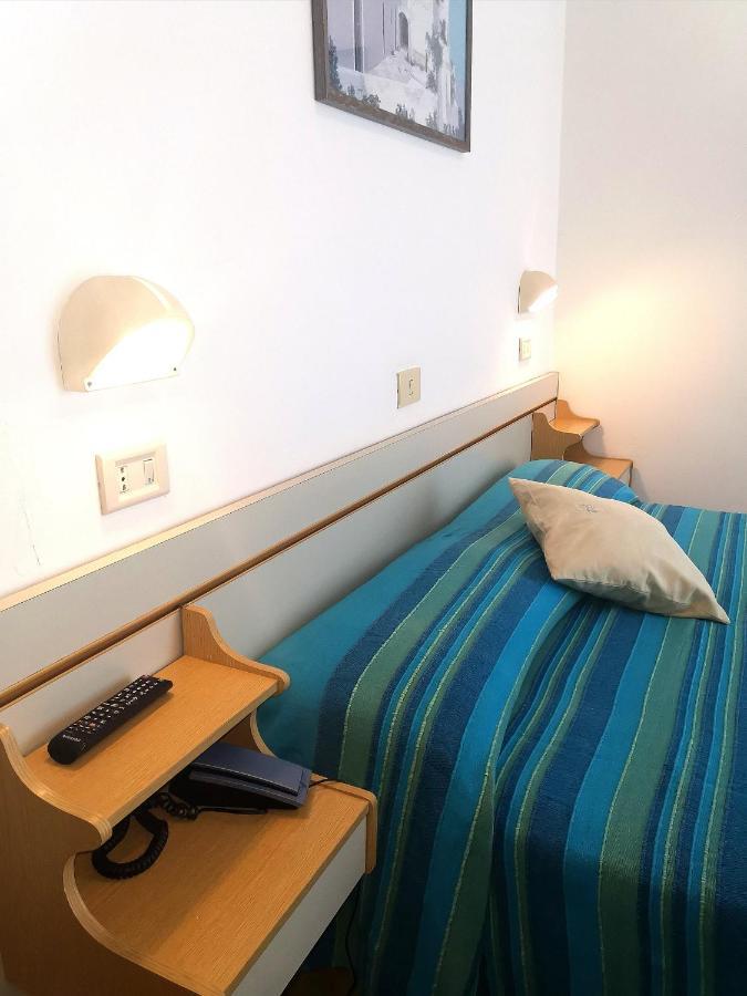 Hotel Alcazar Римини Екстериор снимка
