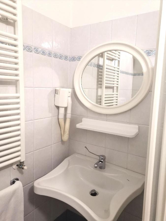 Hotel Alcazar Римини Екстериор снимка