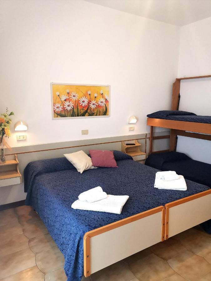 Hotel Alcazar Римини Екстериор снимка