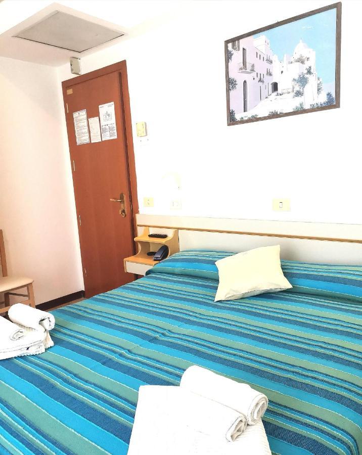 Hotel Alcazar Римини Екстериор снимка