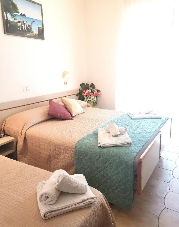 Hotel Alcazar Римини Екстериор снимка