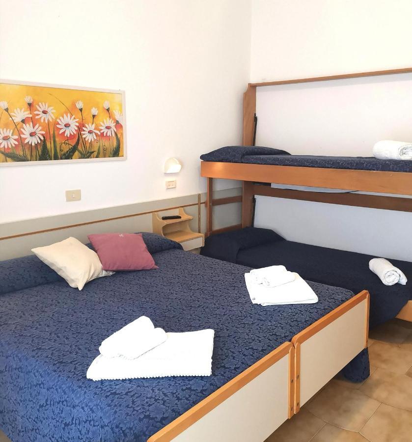 Hotel Alcazar Римини Екстериор снимка