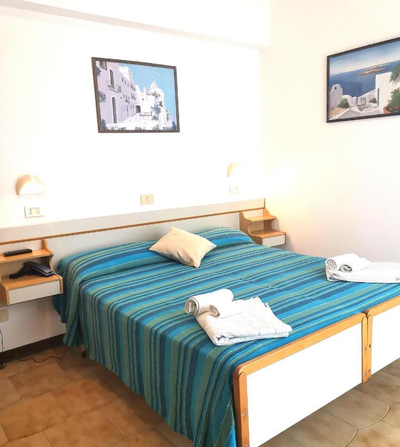 Hotel Alcazar Римини Екстериор снимка