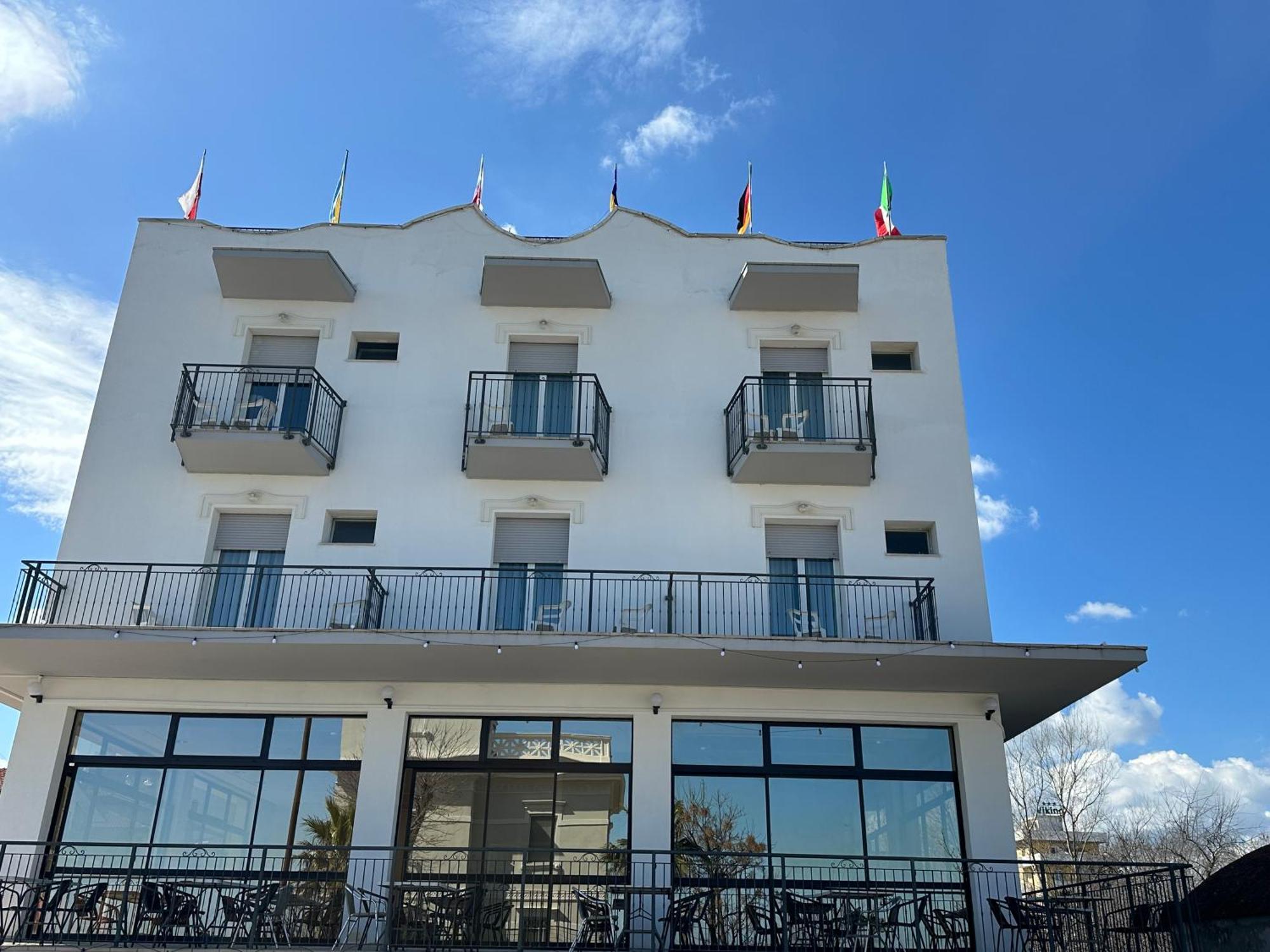 Hotel Alcazar Римини Екстериор снимка