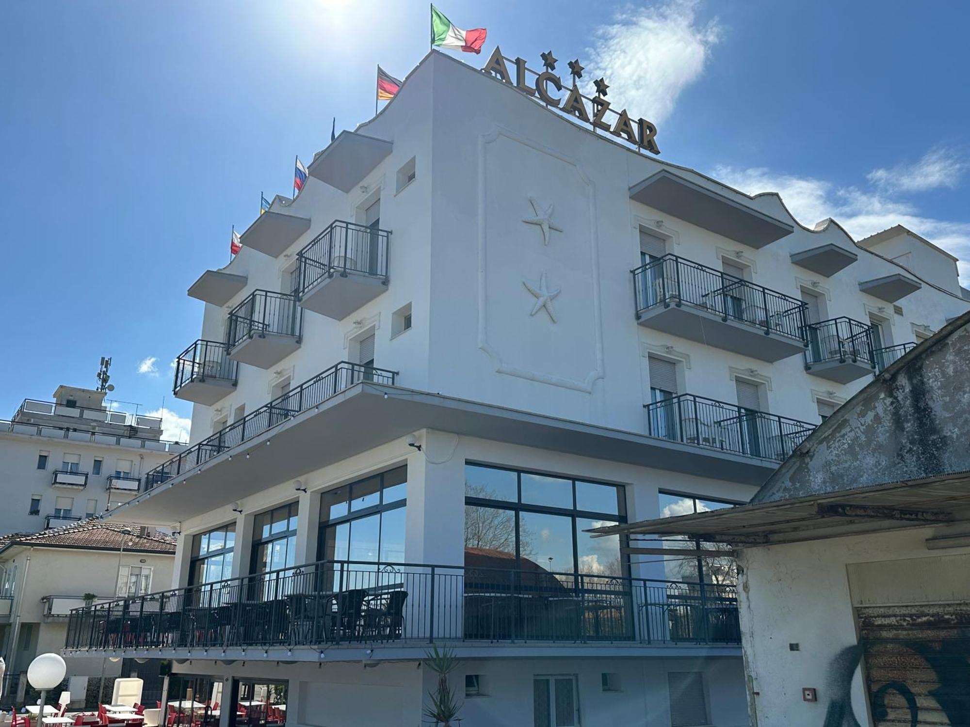 Hotel Alcazar Римини Екстериор снимка