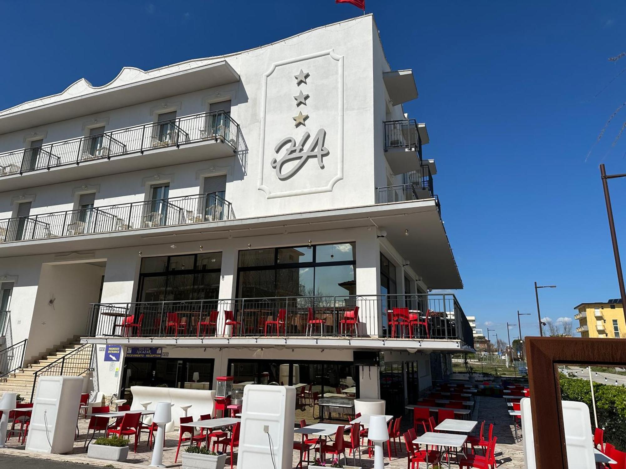 Hotel Alcazar Римини Екстериор снимка