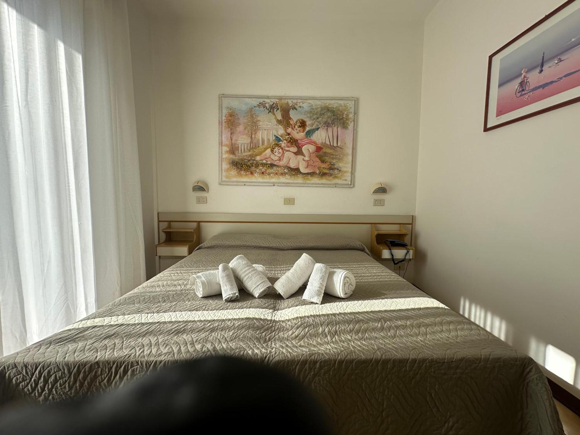 Hotel Alcazar Римини Екстериор снимка
