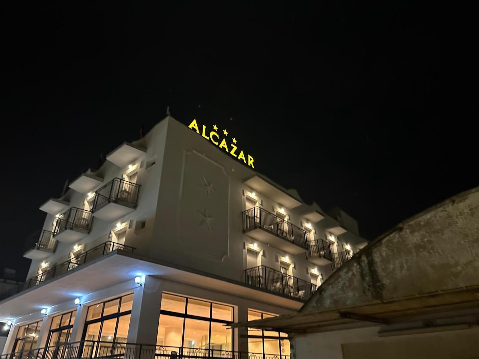 Hotel Alcazar Римини Екстериор снимка