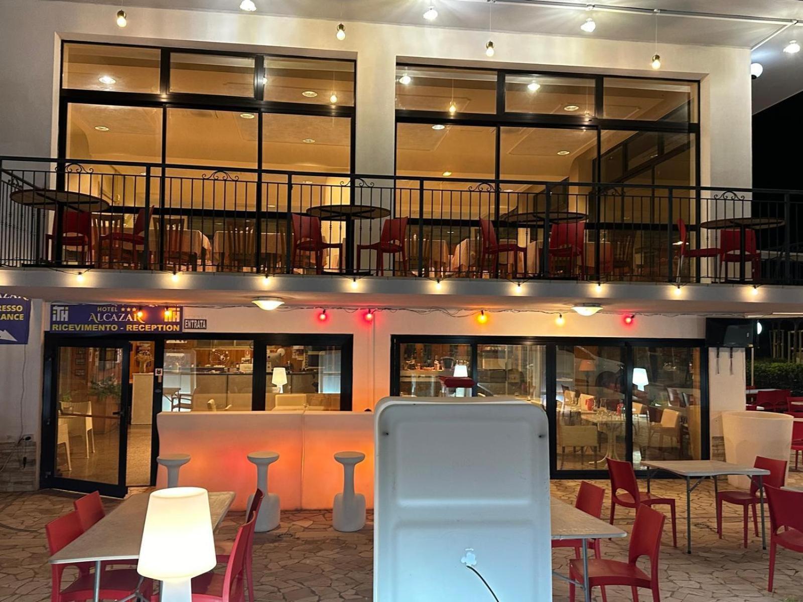 Hotel Alcazar Римини Екстериор снимка