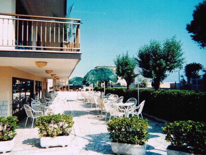 Hotel Alcazar Римини Екстериор снимка